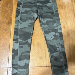 Wild Fable Green Camo Leggings
MUST PAY SHIPPING
